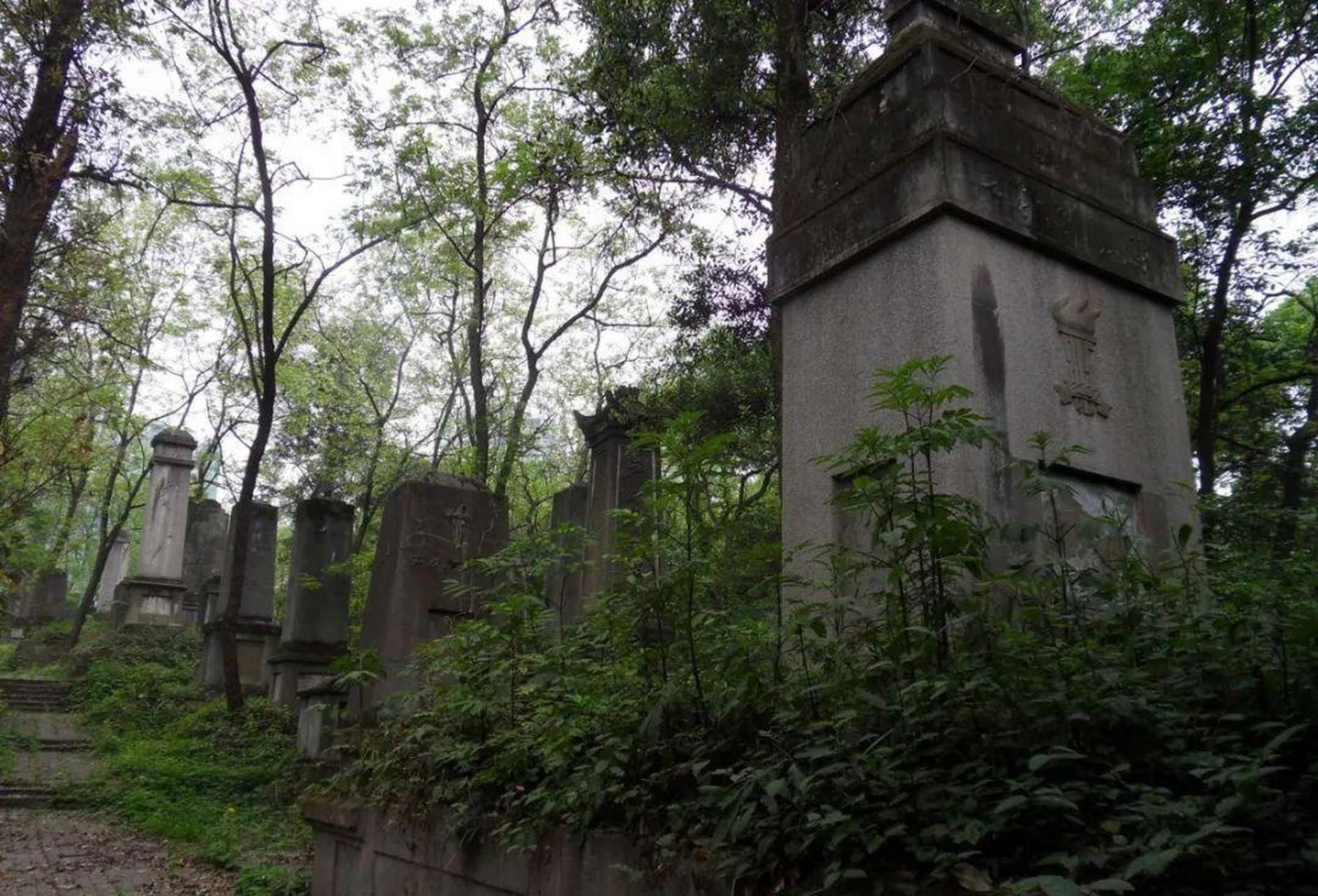 位于重庆市沙坪坝公园内的"文革"红卫兵墓园曾是重庆"八一五"公墓,已