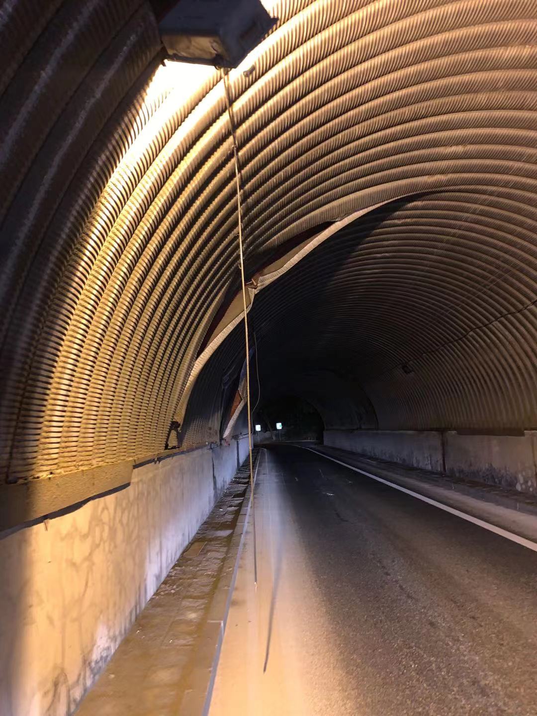 大货掀开"棚顶"剐断电缆 黄泥川隧道再受伤"失明"数小时