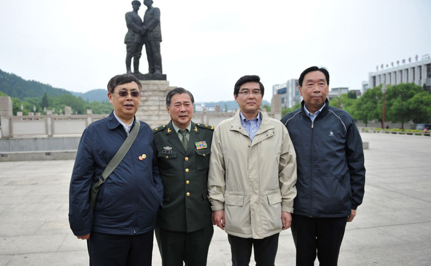 他是李敏儿子,祖父是开国中将,在贺子珍身边长大,如今成就辉煌