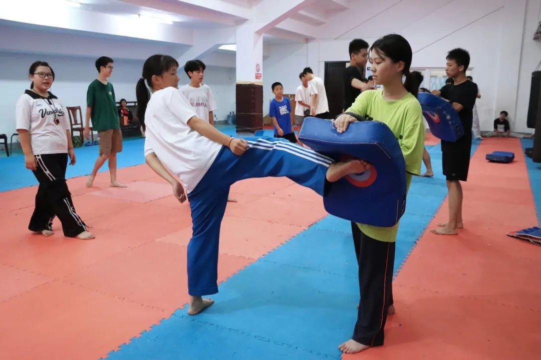 七彩暑假|南县体育馆里的跆拳道少年