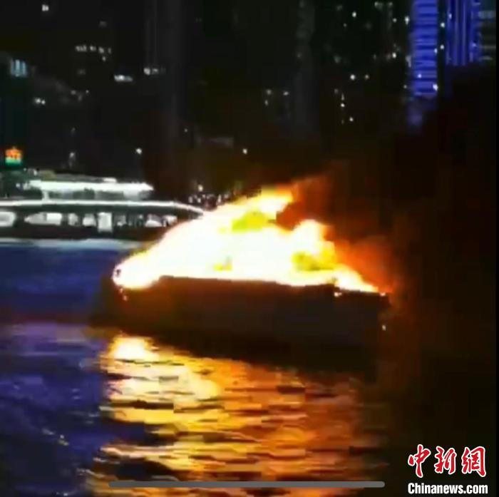上海北外滩游艇起火 救援民警回忆:10分钟火浪中救出11人
