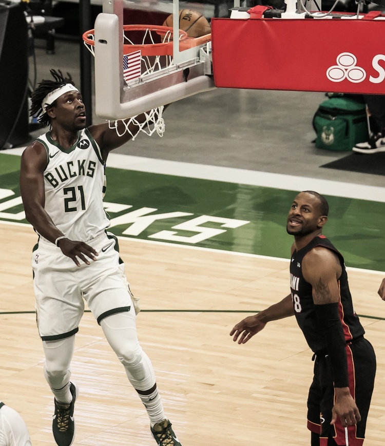 霍勒迪三节15 得分10 助攻雄鹿队史第二人 队史首人为佩顿