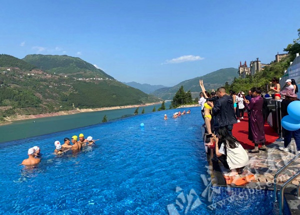 巴东首处无边际恒温泉对外营业 游客乐翻天(图)