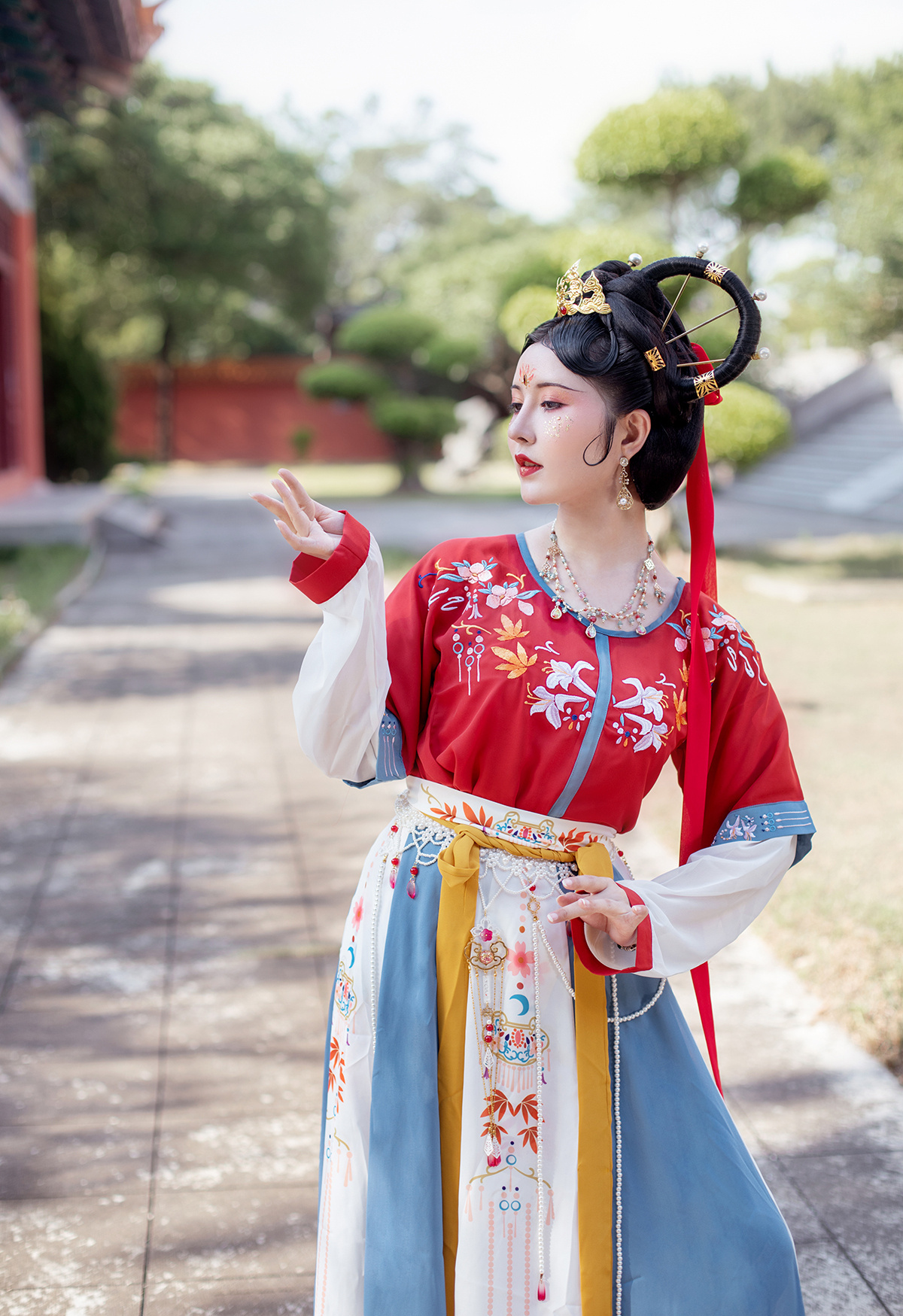 从壁画上"走"下来的敦煌风汉服,太美了,网友:穿上能飞天吗?