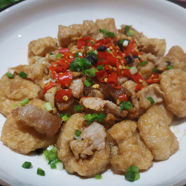 油豆腐蒸肉,油豆腐饱含肉汁,软糯美味