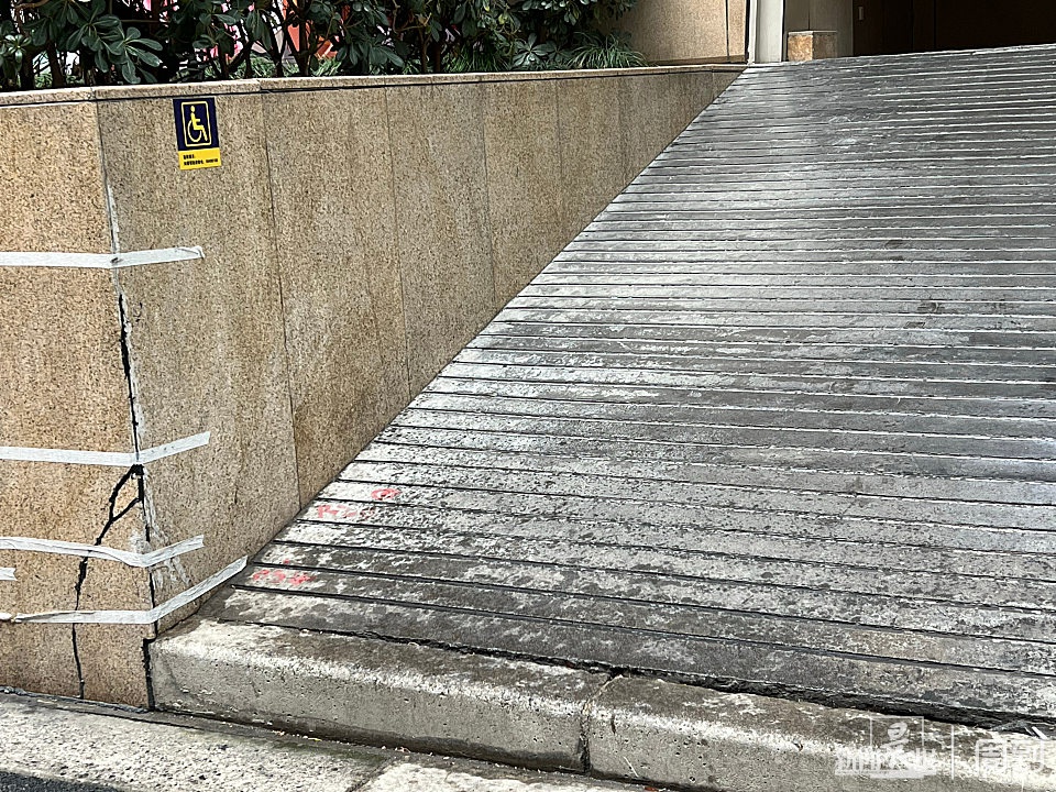 残疾人疑因正大广场无障碍通道坡度过大摔倒,实探:坡道边的轮椅标识已