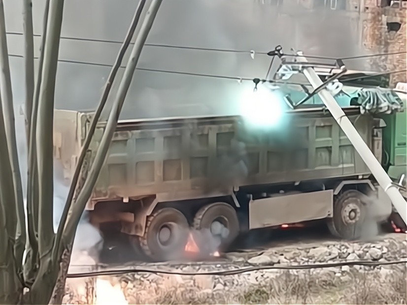 高压线歪倒在施工车,电线冒出蓝光,围观者:司机命大没事