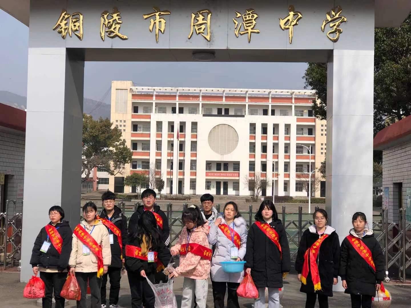 市周潭中学开展学生志愿者服务进社区活动