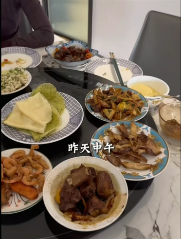 李国庆晒生活日常：夫妇两人常吃剩菜 行程不超4小时都坐经济舱
