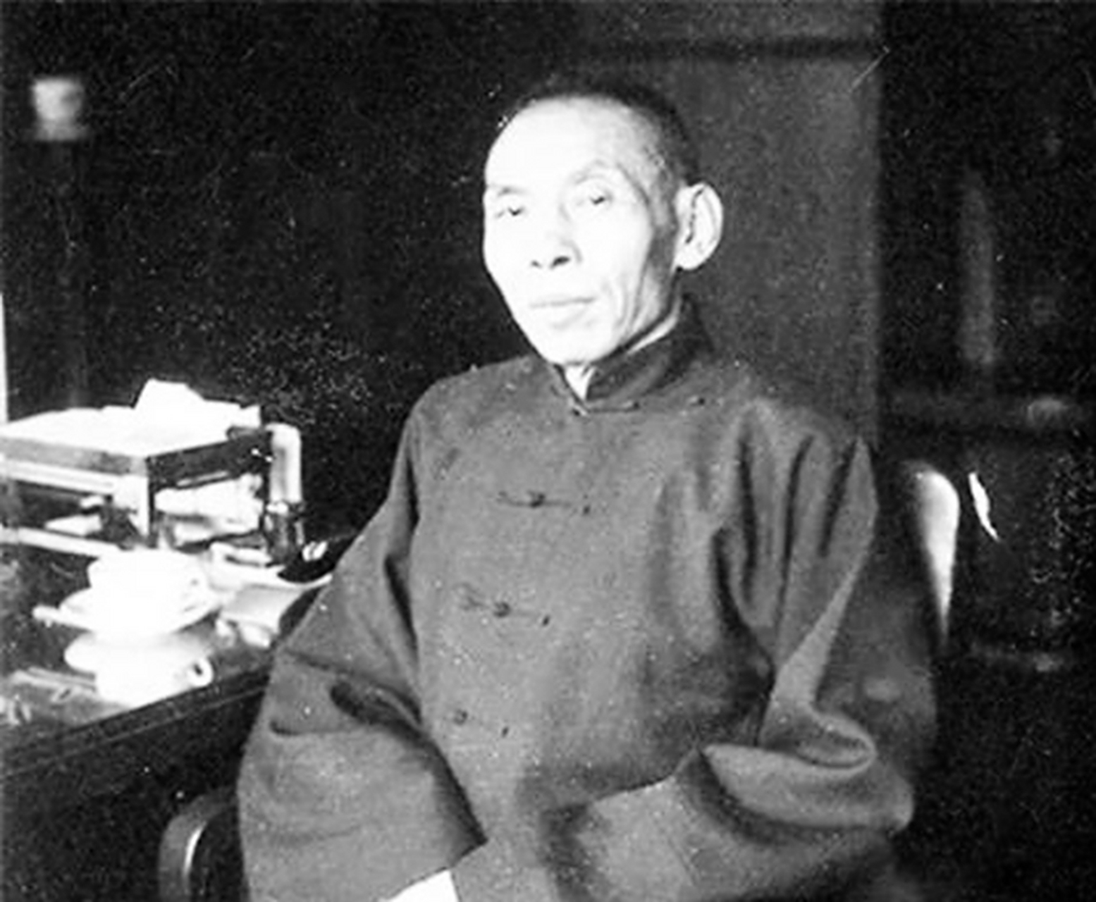 当时,黄金荣喝醉了,拦住街上的算命先生问道:"跟我来,黄金荣还能活