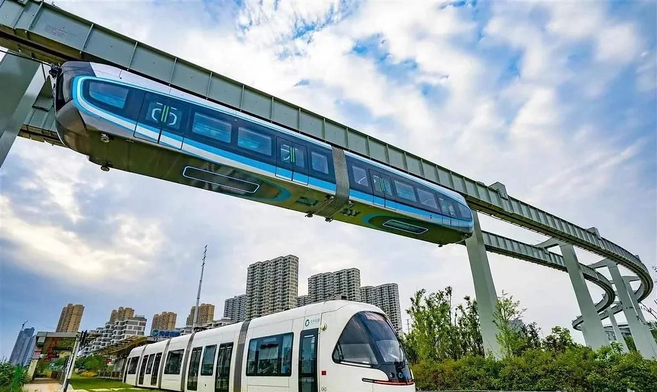 湖北武汉这次牛了,全国首创!悬挂式空中轨道列车在光谷建成发车!