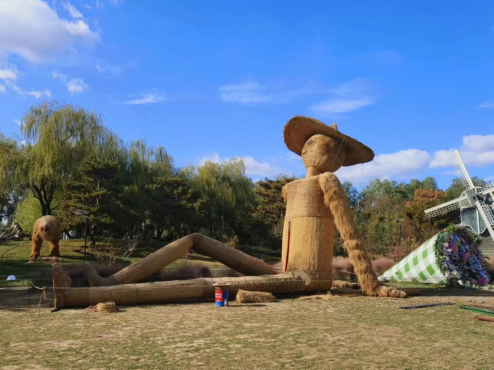 北京世界花卉大观园"巨型稻草人艺术王国"本周六开启