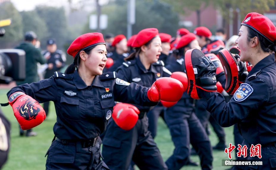 武漢:女子特警隊員冬訓忙