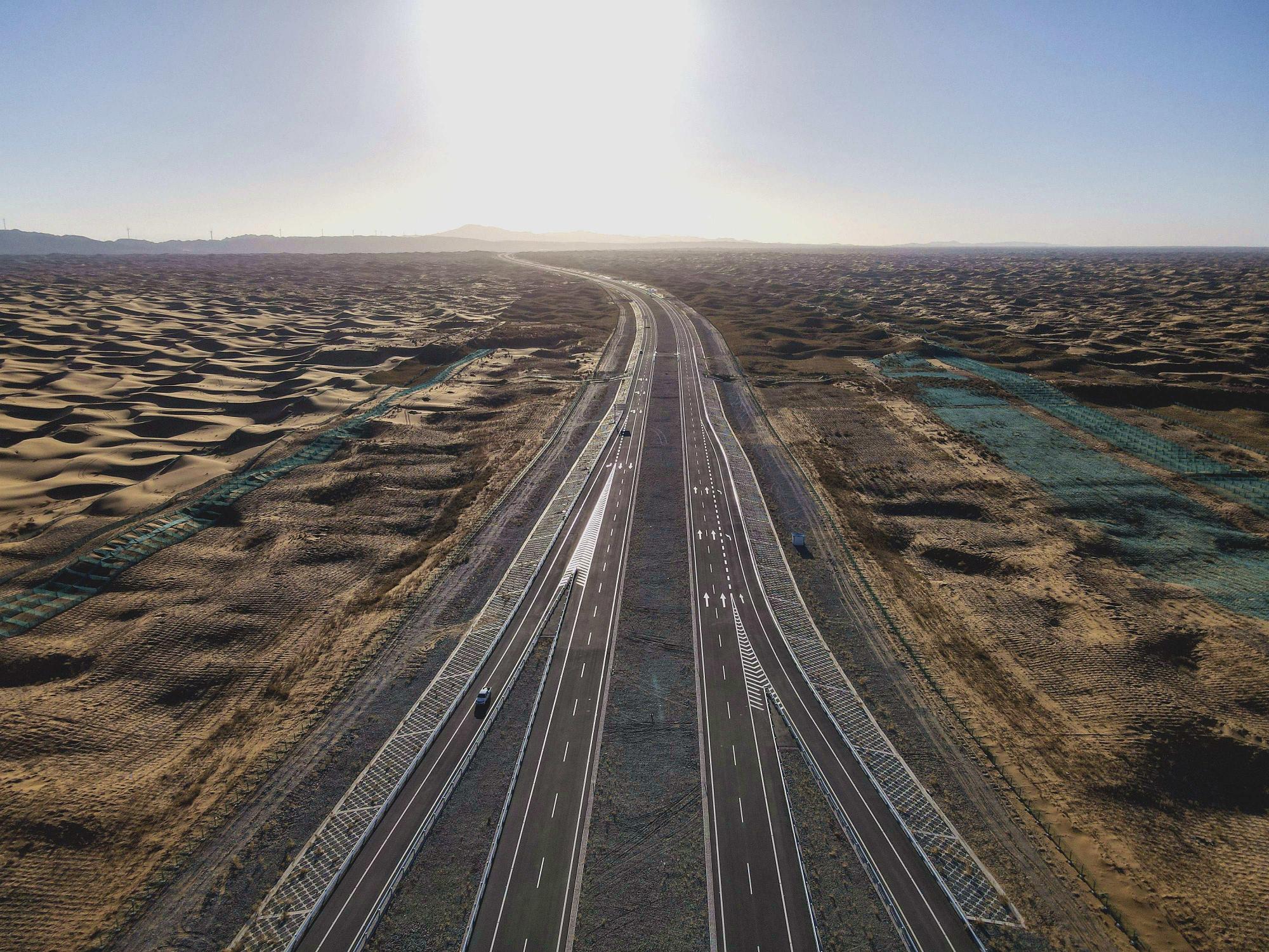 大漠戈壁变通途——走近乌玛高速公路建设者