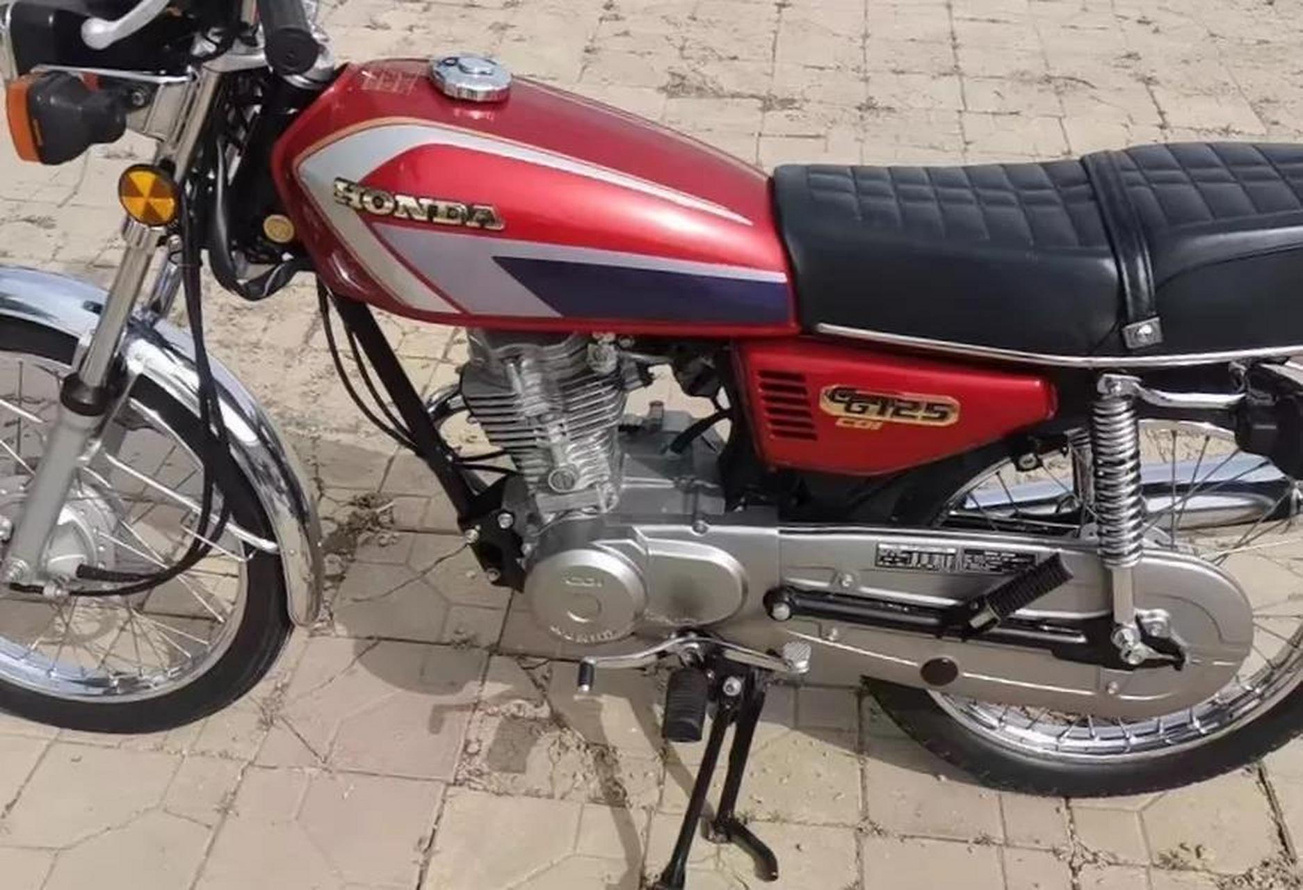 七爷说,这辆1993年本田cg125四代银猫需要10万,少一分都不干.