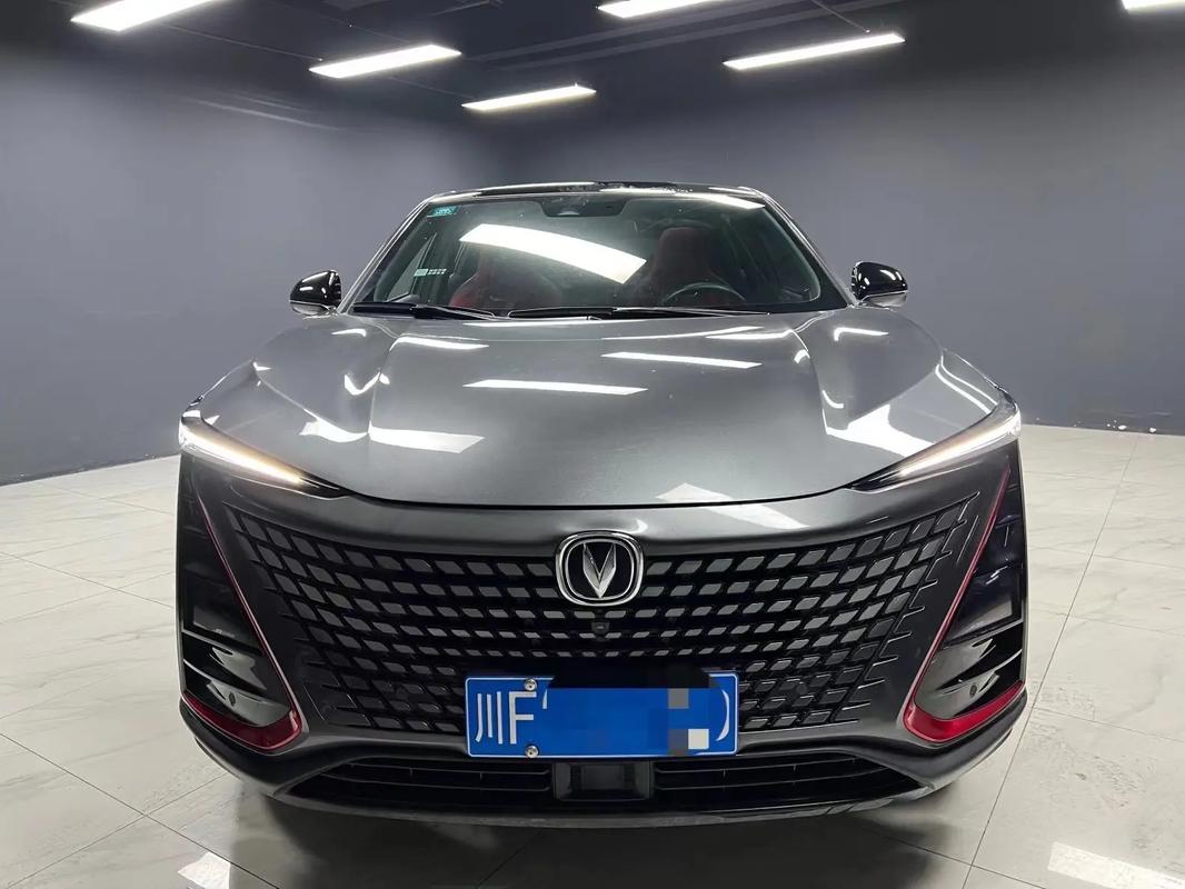 长安uni-t车标怎么拆