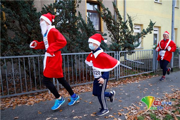 德国举行圣诞老人跑活动 选手不惧严寒参赛