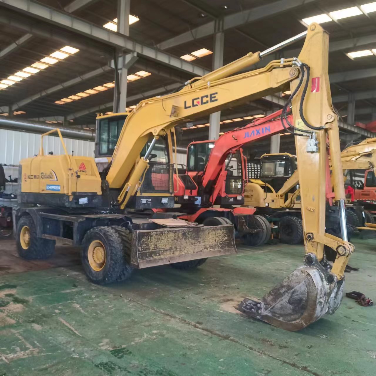 山东临工轮式挖掘机 江苏邳州上料机 皮轮挖机 胶轮设备 挖土机