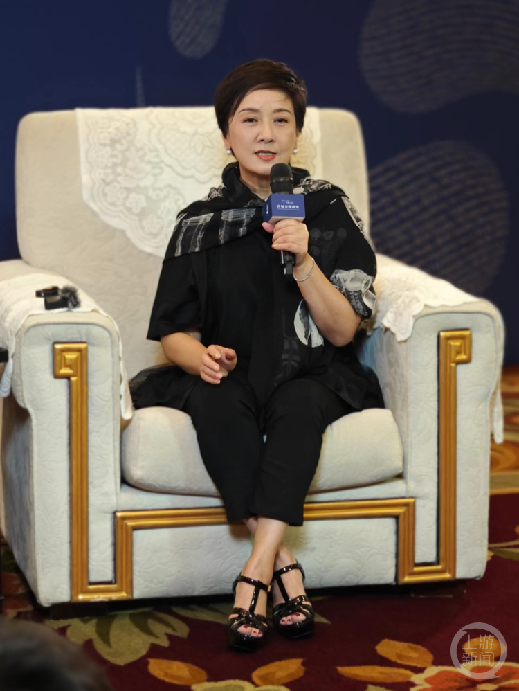 重庆籍演员邓婕亮相金熊猫奖 鼓励年轻影视人:认准了就坚持做