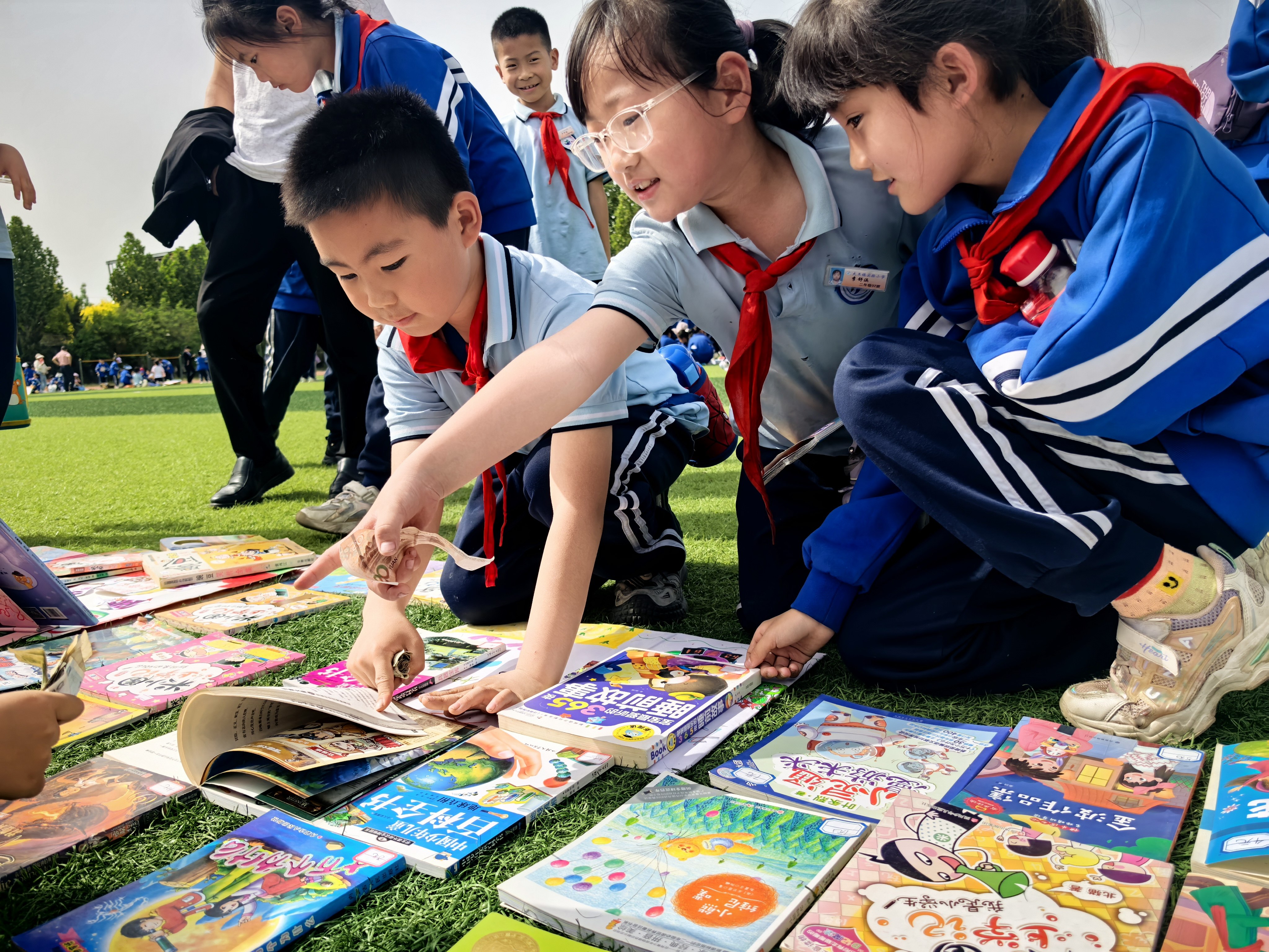 校园书市大狂欢 "小跳蚤"们来"淘宝"