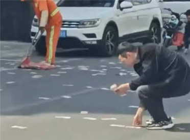 街头突现百元大钞！30万现金飘出后备箱：环卫工用扫帚扫钱