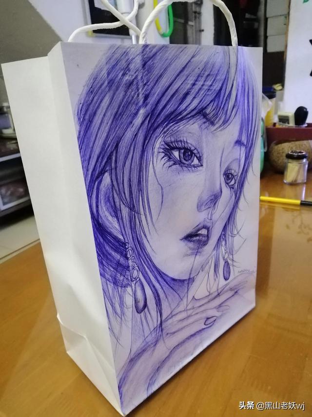 圆珠笔素描一天一画/820天(美女手挽袋)