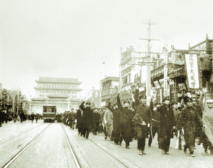 1935年12月16日,北平学生举行抗日救国大游行 新华社/takefoto供图