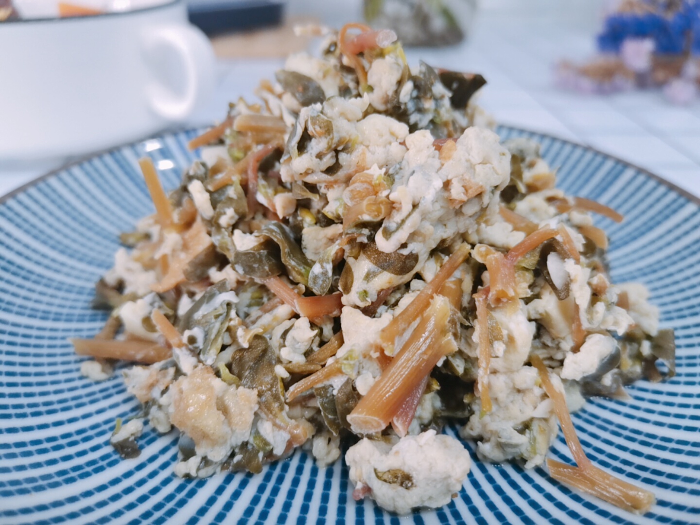 马齿苋炒蛋 【 所需食材】 鲜嫩的马齿苋200克,鸡蛋3个,食盐3克,胡椒