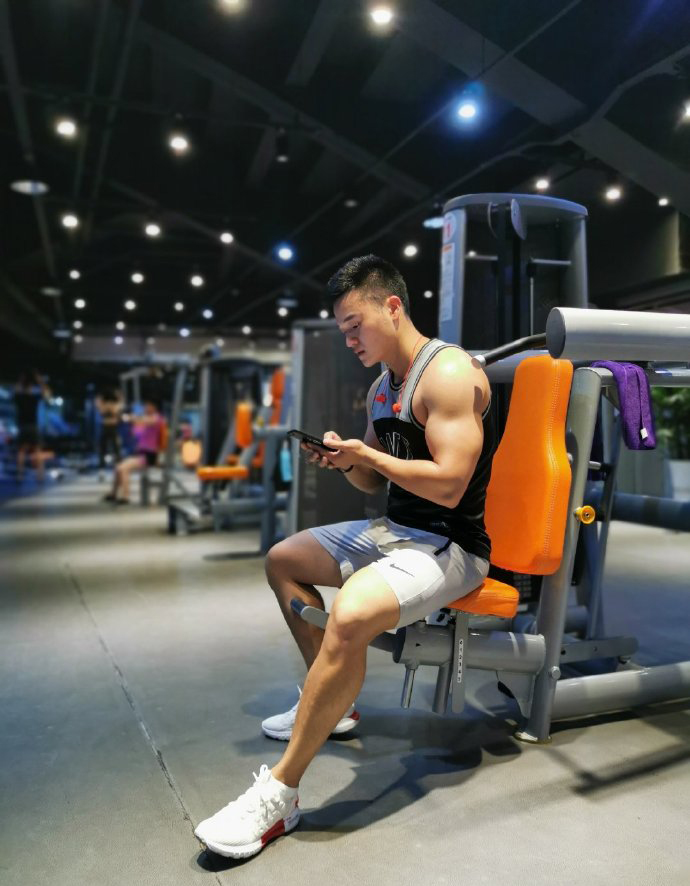 手臂粗壮给力,腹肌棱角分明,健身宛如整形师,让他实现完美蜕变