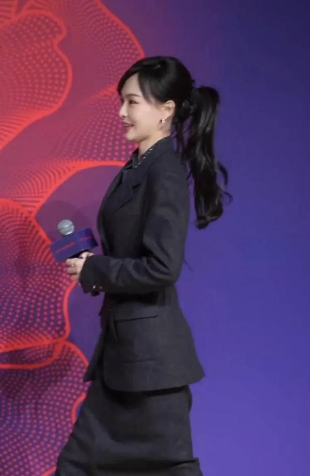 唐嫣亮相上海时装周,全黑套装扎高马尾,染紫色指甲,又酷又美