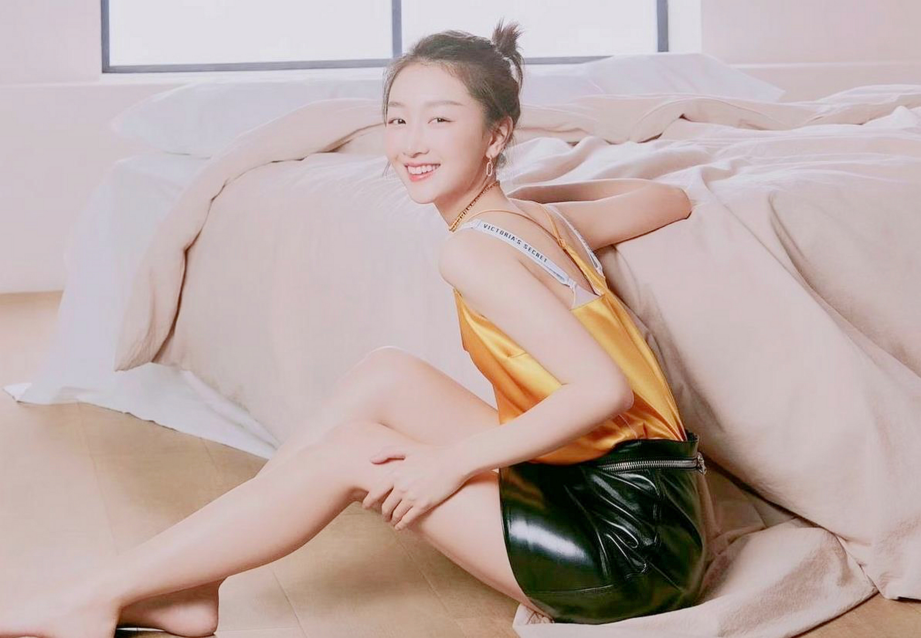 周冬雨腿轻巧焦雅