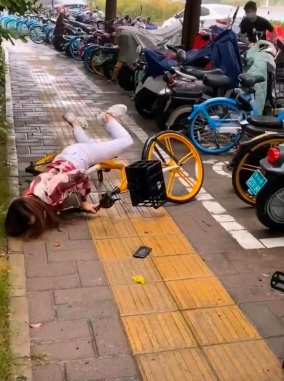 看吧这就是走路看手机的后果