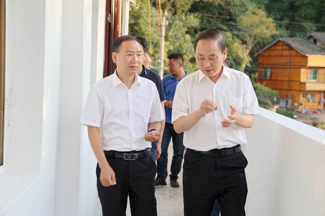 施秉县委书记姜志强到城关镇白塘村调研"院坝协商"工作推进情况及全州