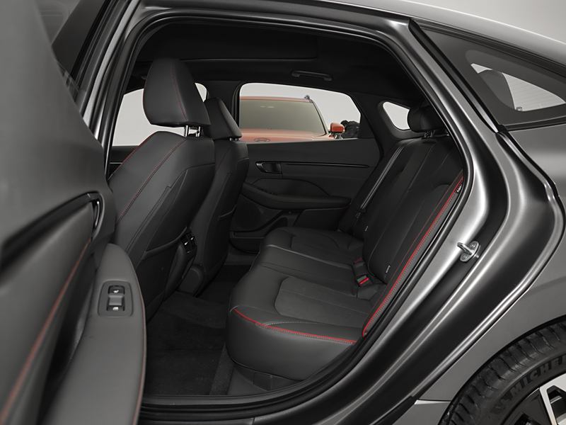 八代索纳塔后排靠背怎么拆?