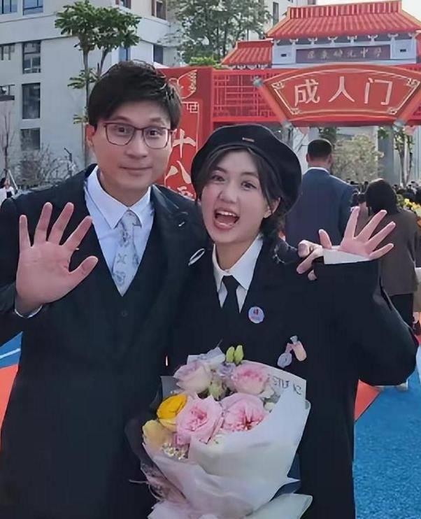 任永全:女儿成为他的接班人,妻子是一名老师