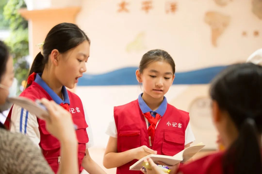 作为班级的小先锋,潘玟如认真负责地参与中队和大队的日常管理,担任