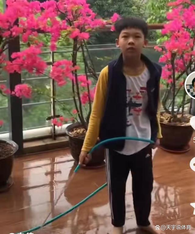 胡明轩66岁父亲秀高抬腿,身材健硕腹部平坦,50岁妈妈韵味十足