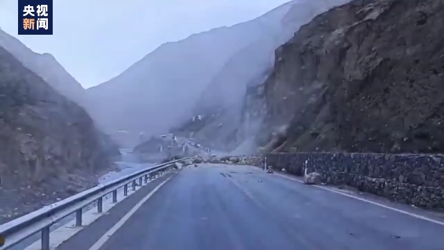 持续半月山体滑坡 g215线四川甘孜得荣段交通管制