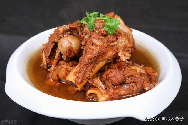 酱大骨是东北特色名菜之一,酱大骨也是东北人最爱吃的"硬菜"之一.
