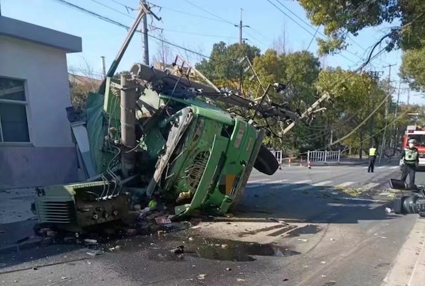 土方车撞电线杆,驾驶员当场死亡