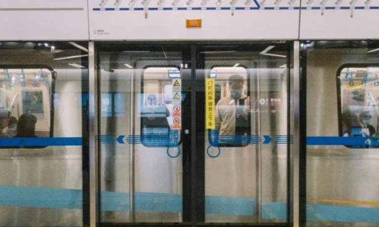 地铁门多高