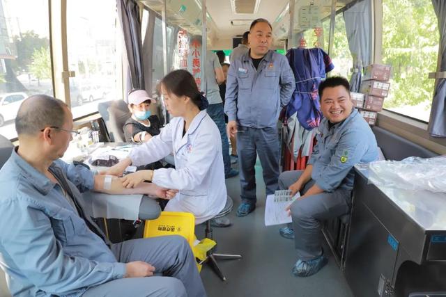 华州区瓜坡镇政府组织开展团体献血活动