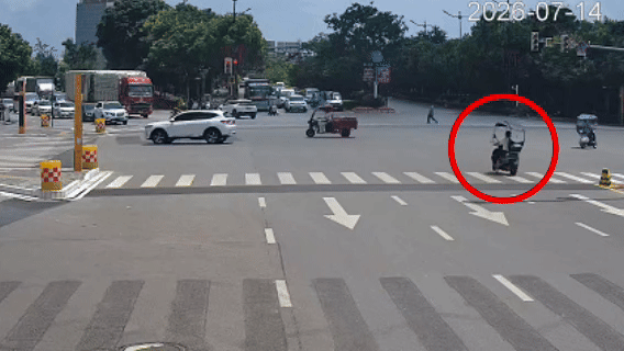 文明交通·畅通嵩明丨三轮车≠万能车 违法载人“驶”不得！-有驾