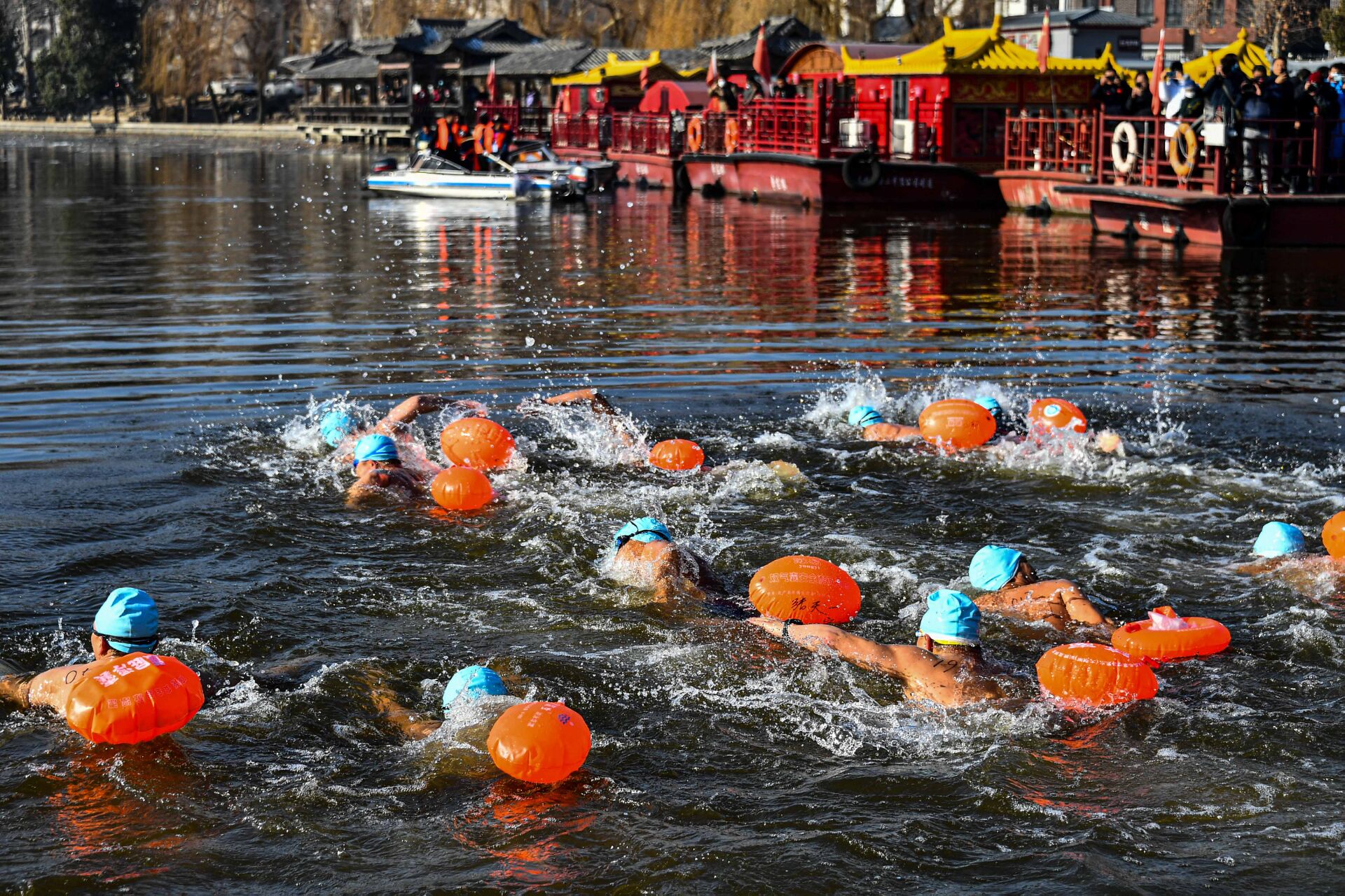 组图|山东冬泳爱好者逐浪古运河