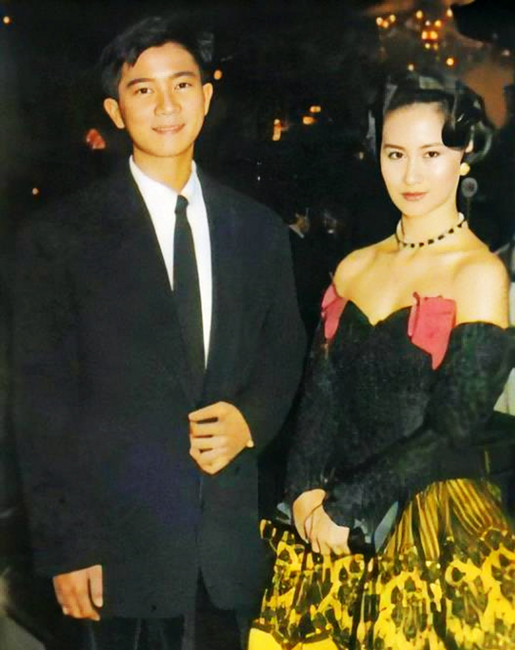 1988年,陈百强在自己的30岁生日会上留下了何超琼靠在自己肩膀上的