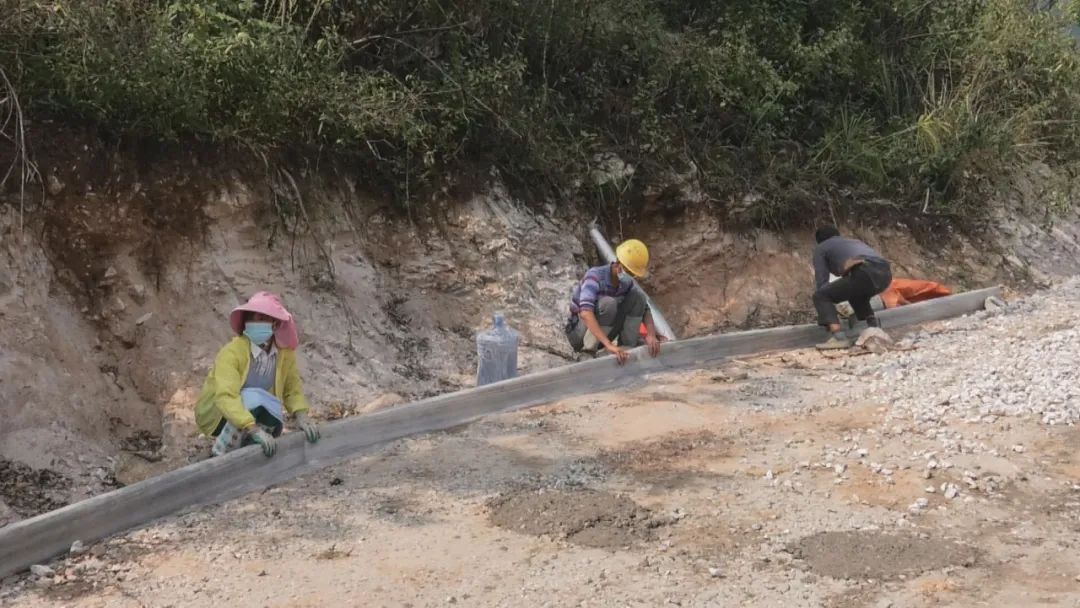 【禮讚新時代 奮進新徵程】關嶺:產業道路硬化忙 國慶建設不打烊