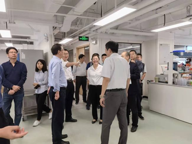 农业农村部科教司副司长张振华带队调研南繁硅谷和国家重大科技创新