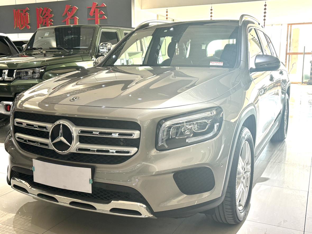 2020 年香槟色奔驰 glb200 动感型