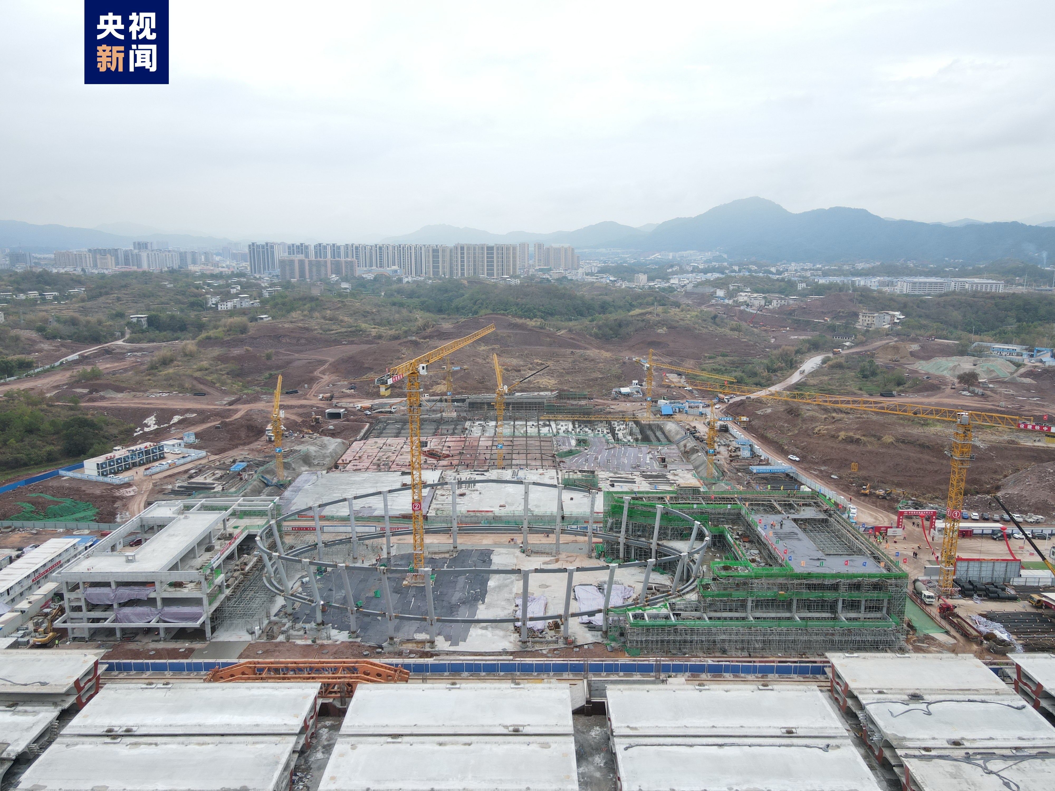 龙龙铁路上杭北站站房主体结构封顶