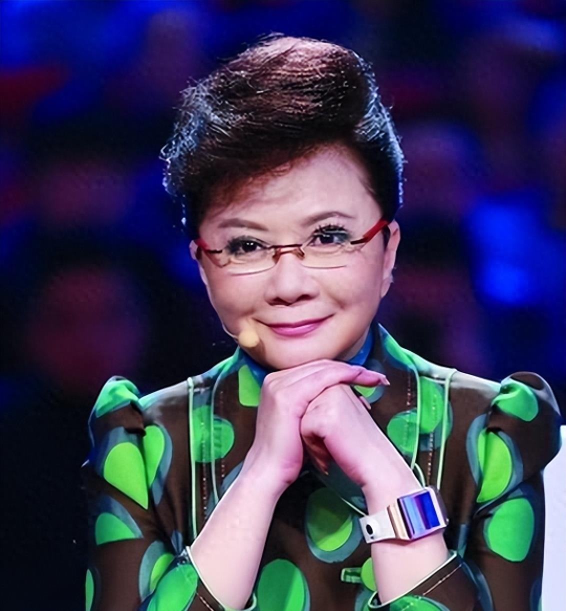 蔡明:从国民笑星到晚节不保,她彻底重生了